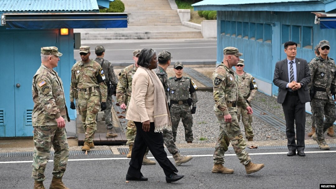 16일 한국을 방문 중인 린다 토머스-그린필드 유엔 주재 미국대사가 비무장지대(DMZ) 판문점 유엔군사정전위원회(UNCMAC) 회담장 앞을 걷고 있다. 