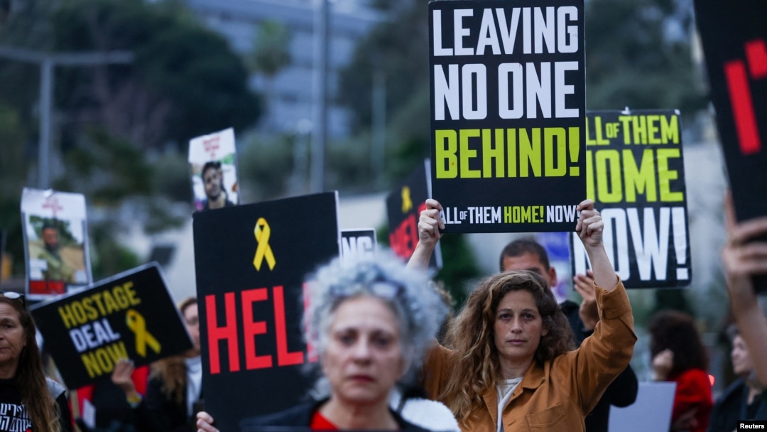 ARCHIVO - Personas asisten a una protesta para exigir la liberación de los rehenes secuestrados en el ataque mortal del 7 de octubre contra Israel por parte del grupo islamista palestino Hamas desde Gaza, en Tel Aviv, Israel, el 8 de abril de 2024.