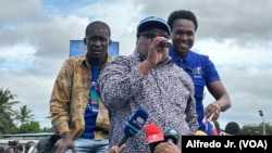 Líder da Renamo, Ossufo Momade, ladeado por Manuel Araújo (esq) e Venâncio Mondlane (dir) na manifestação para "repor" a verdade eleitoral (arquivo)