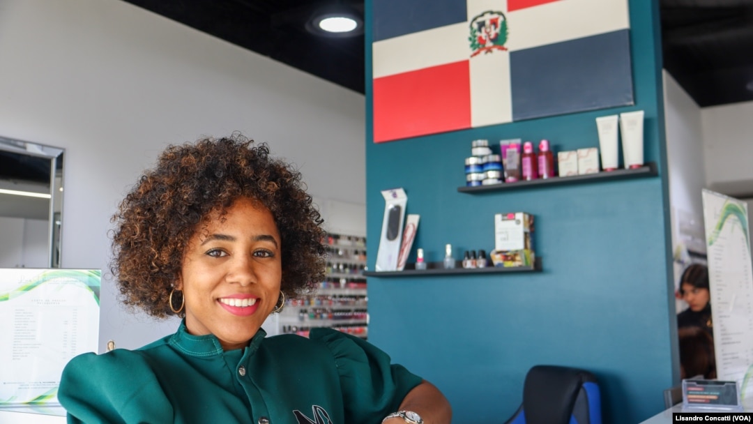 Grismairy Vanesa en su local de estética para mujeres, ubicado en la comuna de Chicureo, al norte de la capital de Chile.