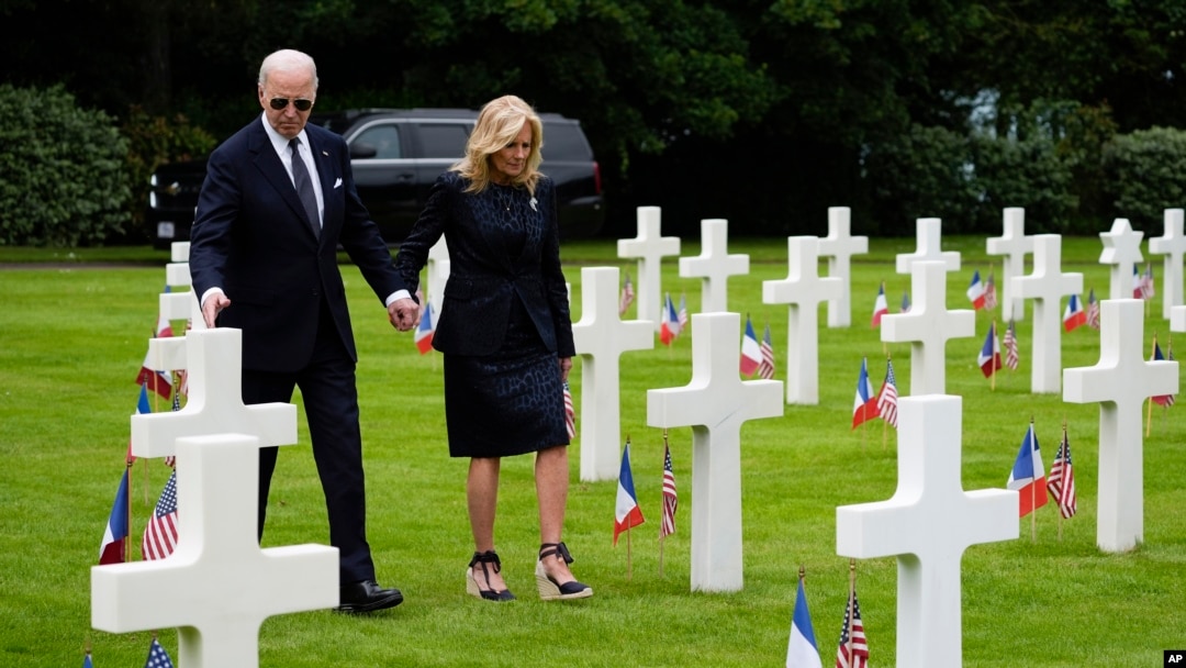 El presidente Joe Biden y la primera dama Jill Biden caminan por el Cementerio Estadounidense de Normandía luego de una ceremonia para conmemorar el 80 aniversario del Día D, el jueves 6 de junio de 2024, en Normandía. (Foto AP/Evan Vucci)