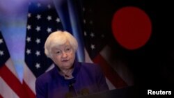 2023年11月10日，美國財政部長耶倫在加州舊金山與中國副總理何立峰會晤後出席記者會。 （路透社照片）