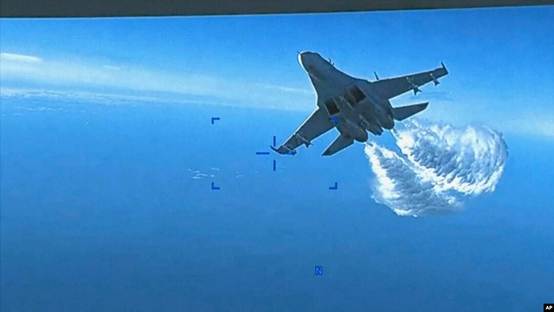 Esta foto tomada de un video divulgado el jueves 16 de marzo de 2023 muestra un Su-27 ruso acercándose a la parte trasera del dron MQ-9 y comenzando a liberar combustible a medida que pasa, sobre el Mar Negro, dijo el Pentágono.