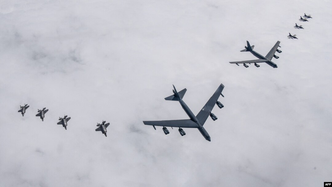 미 공군 전략폭격기 B-52H 2대(가운데)와 F-16 전투기 4대(오른쪽), 한국 공군 F-35 전투기 4대(왼쪽)가 14일 한반도 상공에서 연합훈련을 했다. 한국 국방부 제공 사진.