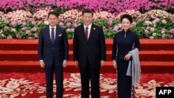 中國領導人習近平及夫人彭麗媛在人大會堂會晤在北京參加一代一路論壇的時任意大利總理朱塞佩·孔特。（2019年4月26日）