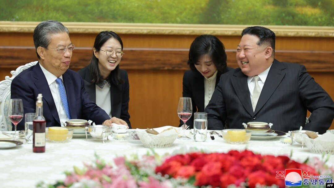 13일 북한 평양 노동당 중앙위원회 본부청사에서 김정은 북한 국무위원장이 자오러지 중국 전국인민대표대회 상무위원장을 접견하고 있다.