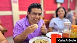 Alberto Orellana degustando pupusas en El Salvador. [Fotografía Karla Arévalo /VOA]
