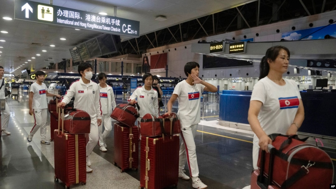 지난 18일 카자흐스탄 세계태권도선수권 대회에 참가하는 북한 여자 태권도 선수들이 중국 베이징 공항에서 아스타나로 향하는 여객기에 탑승하기 위해 이동하고 있다.
