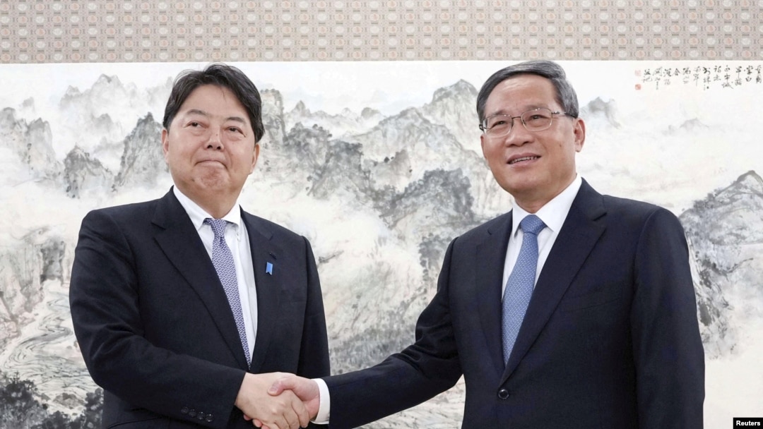 日本外相林芳正2023年4月2日與中國總理李強會面。 (路透社轉發共同社照片)