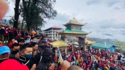 རྒྱ་གར་ཧི་མ་ལ་ཡའི་ནང་མི་མང་འདུ་འཛོམས་ཆེན་པོས་༧གོང་ས་མཆོག་མཚན་ཤས་བཟོ་ཐབས་བྱས་པར་ངོ་རྒོལ་བྱས། 