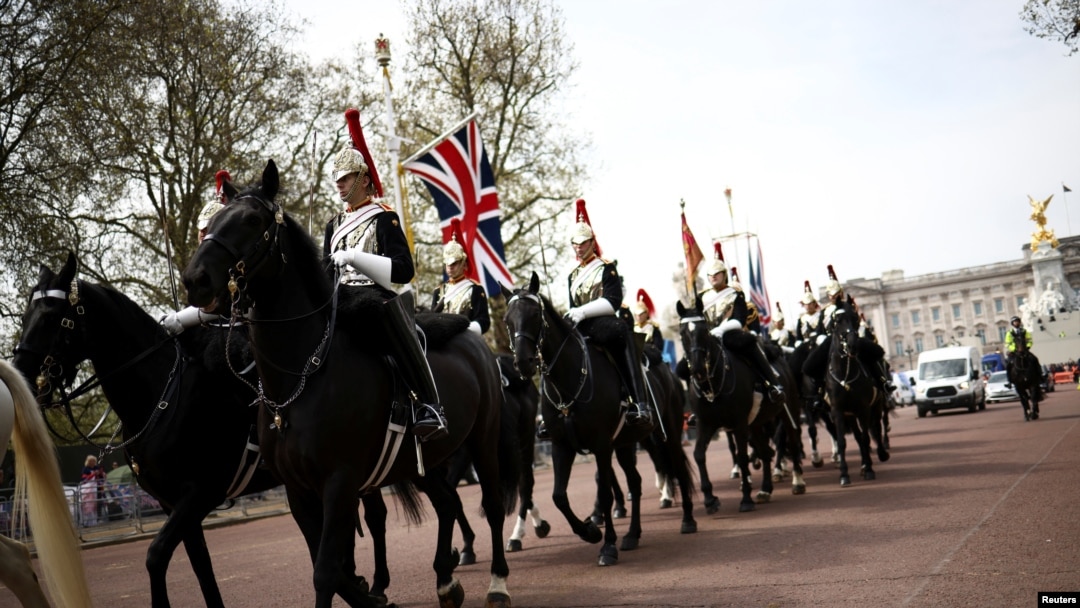 La Caballería Doméstica recorre el centro comercial frente al Palacio de Buckingham antes de la coronación del rey Carlos y Camila, reina consorte de Gran Bretaña, en Londres, el 4 de mayo de 2023.