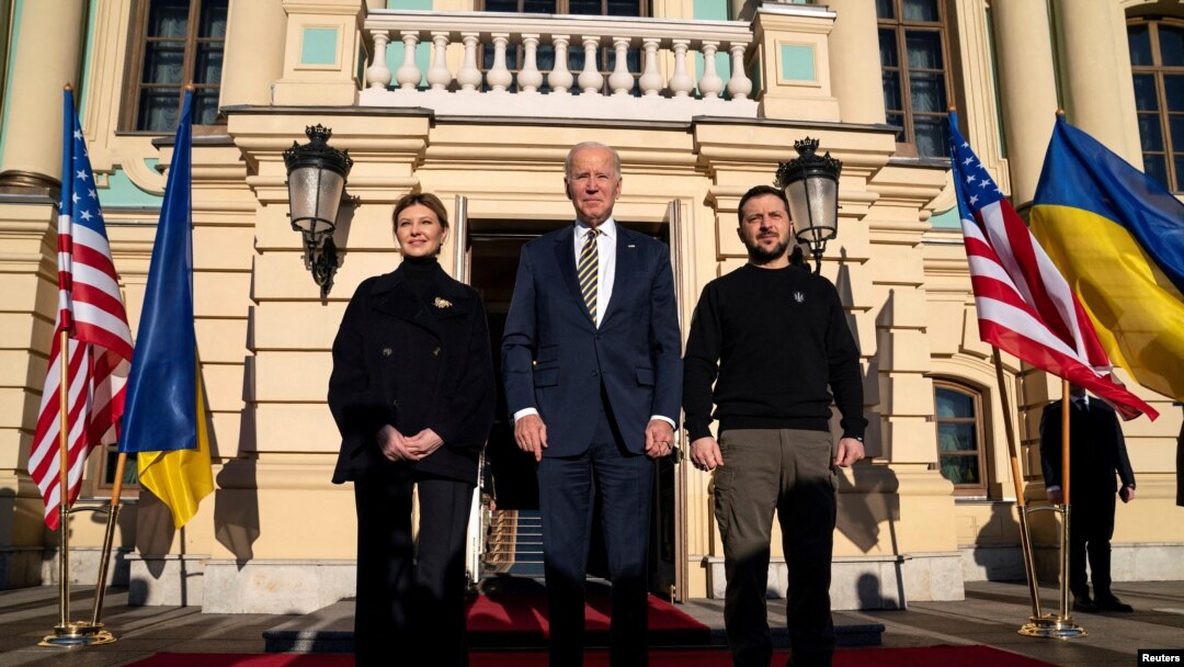 Entre sirenas de ataque aéreo y total secreto, presidente Biden realiza una visita sorpresa a Ucrania, el 20 de febrero de 2023