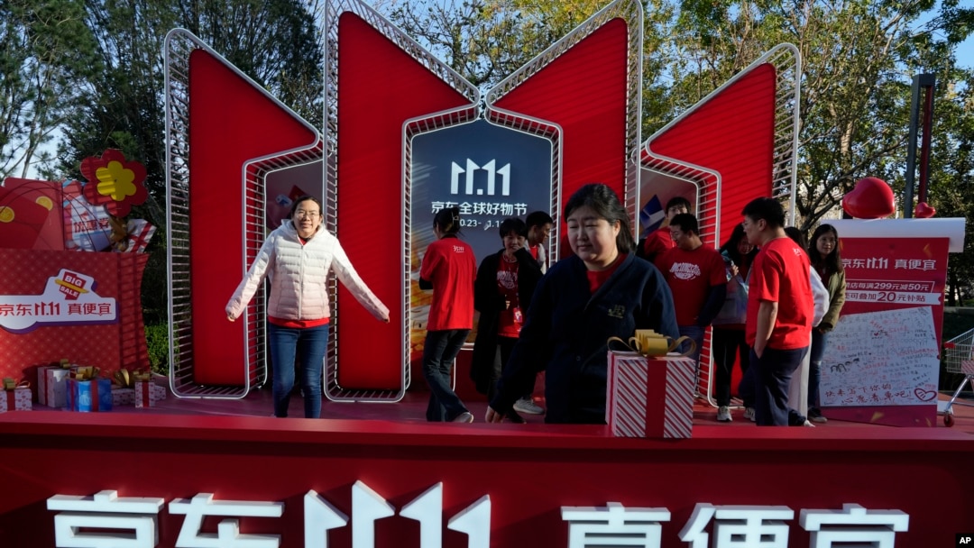 中國電子商務平台京東北京總部的“雙十一”網路零售盛會的展位。 （2023年11月11日）
