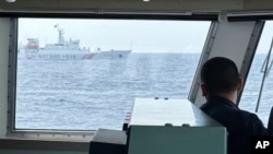 中國海警船在菲律賓近海的第二托馬斯海灘（仁愛礁）海域阻攔菲律賓海岸警衛隊巡邏船。（2023年10月4日）