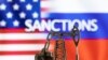 ILUSTRACIJA - Model pumpe za vađenje nafte ispred reči "Sankcije", američke i ruske zastave (Foto: Reuters/Dado Ruvić)