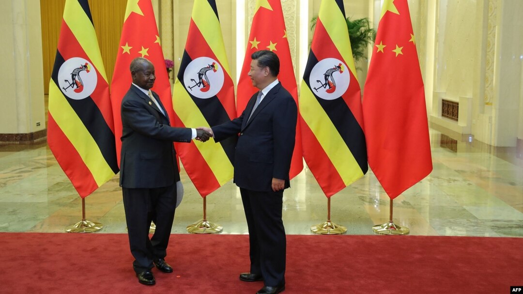 Rais Museveni wa Uganda na rais wa China Xi Jinping wakipena mikono huko Beijing on Septemba 6, 2018. Picha na Lintao Zhang / AFP.