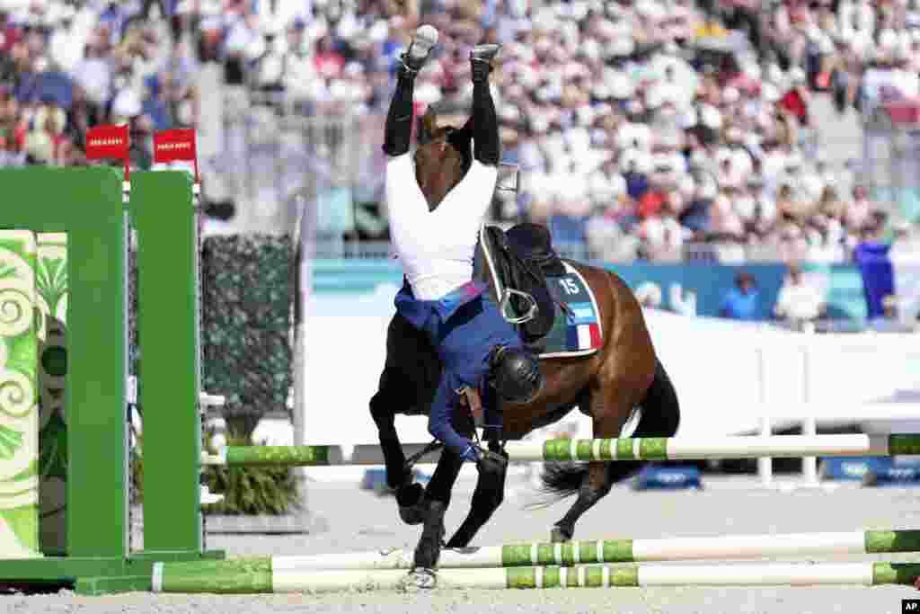 France's Marie Oteiza falls will riding Babouchka de la Bride IFCE during the final riding show of the women's individual in the modern pentathlon at the 2024 Summer Olympics in Versailles, France.