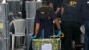 Agentes de la Fiscalía General sellan una urna de las elecciones generales del 25 de junio durante un allanamiento en una instalación temporal del Tribunal Supremo Electoral, en la Ciudad de Guatemala, el 12 de septiembre de 2023.