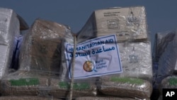 ARCHIVO: Paquetes de ayuda humanitaria con destino a la Franja de Gaza, vistos en un camión en un área de espera en el cruce de Kerem Shalom en la intersección de dos fronteras: entre Egipto y el sur de Israel y entre la Franja de Gaza y el sur de Israel, el 10 de enero de 2024.