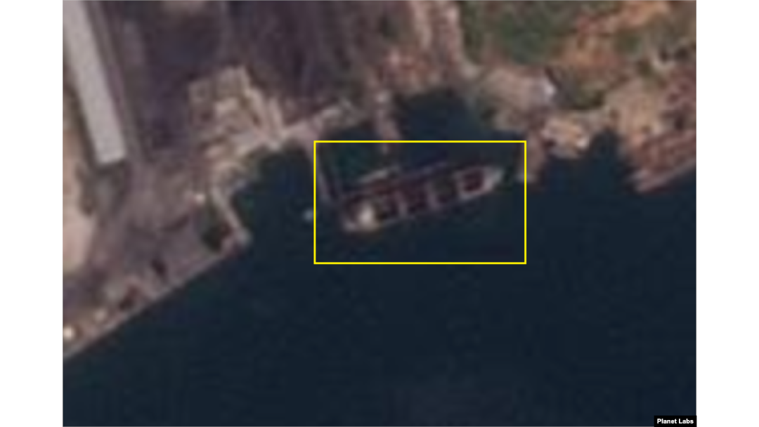 북한 남포항을 촬영한 지난 6월 위성사진에 대형 선박(사각형 안)이 보인다. 사진=Planet Labs