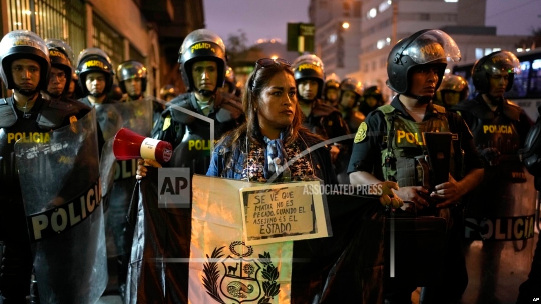 ARCHIVO - Una manifestante protesta contra la presidenta de Perú, Dina Boluarte, frente al edificio del Congreso en Lima, Perú, el miércoles 14 de junio de 2023. 
