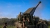2023年7月20日，在俄羅斯入侵烏克蘭期間，烏克蘭軍人準備在烏克蘭一個未公開的地點向俄羅斯陣地開火。