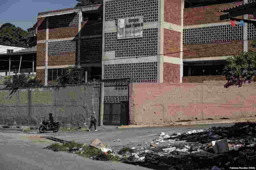 Su día transcurre en esta institución hasta el mediodía, cuando debe caminar hasta el colegio Juan Pablo ll de Fe y Alegría, para cumplir con su labor en el horario de la tarde, cinco días a la semana. Además de ser especialista en estas dos instituciones, brinda su apoyo a otro colegio cuando los niños requieren un diagnóstico. Su tercer empleo estable lo cumple los días martes y jueves en un colegio público que carece de su especialidad.