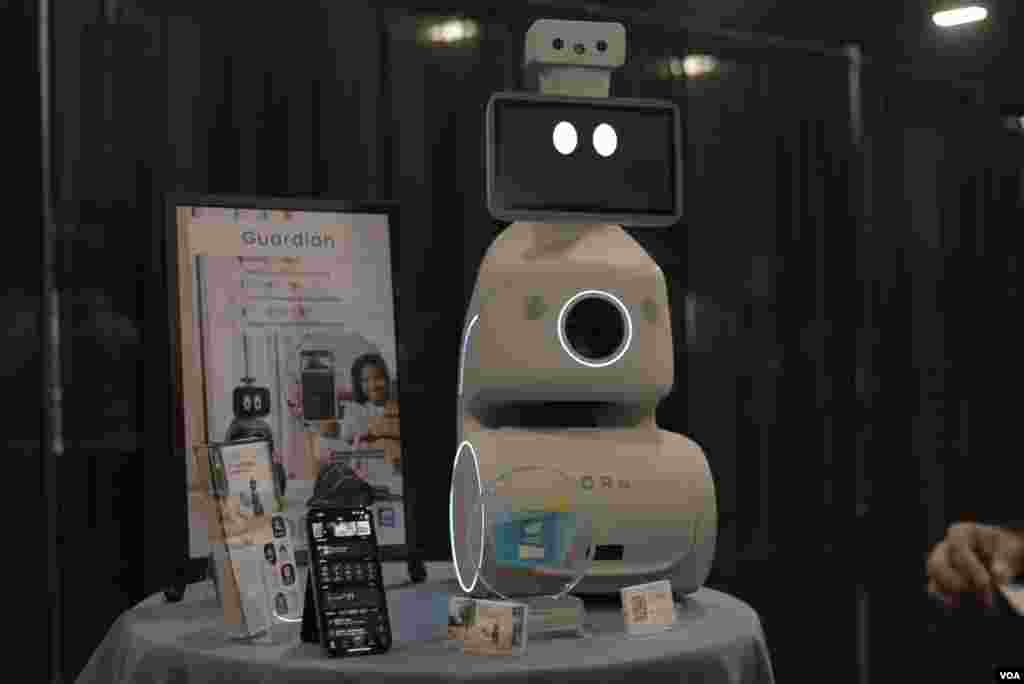 Otra toma del robot Oro, que acompaña, distrae y juega con los perros cuando sus dueños no están en casa. Fue uno de los productos ganadores creados por empresas emergentes y presentado en la feria CES celebrada en Las Vegas (Nevada), EEUU [Foto: Alex Segura/Gina Solórzano]