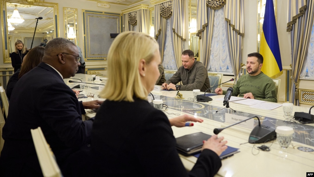 Rais wa Ukraine Volodymyr Zelenzky (kulia) kabla ya mkutano na Waziri wa Ulinzi wa Marekani Lloyd Austin (kushoto) huko Kyiv Novemba 20, 2023. Picha na AFP. 
