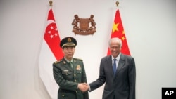 新加坡國防部長黃永宏在新加坡會晤到訪的中國國防部長李尚福。（2023年6月1日）