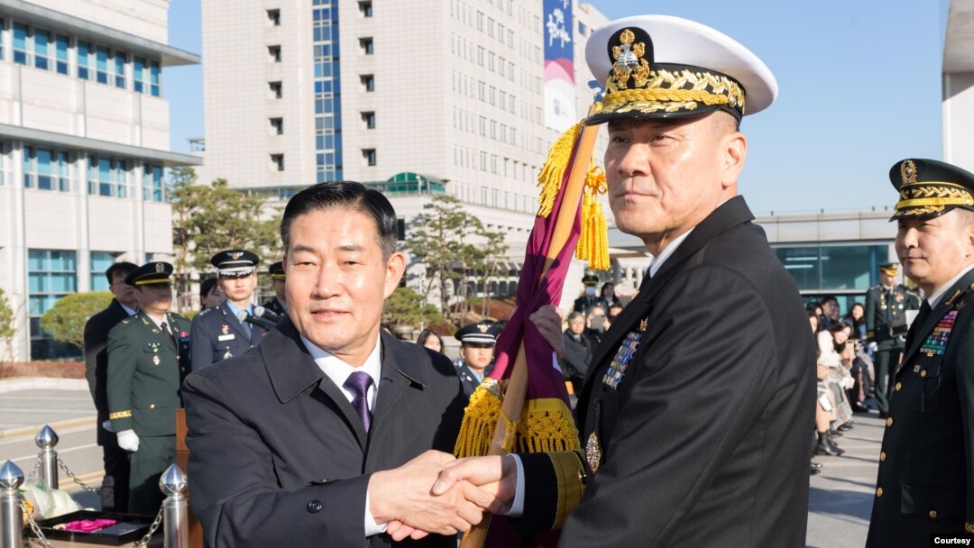 신원식 한국 국방장관(왼쪽)이 김명수 신임 합참의장에게 부대기를 건네고 있다. 사진제공=한국 합참