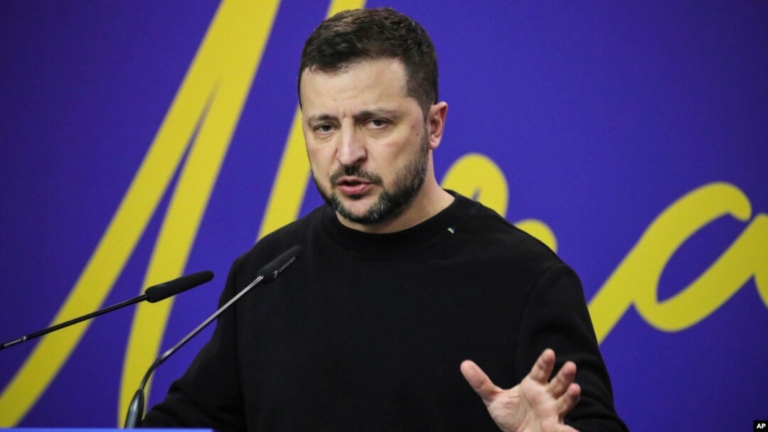 El presidente ucraniano, Volodymyr Zelenskyy, celebra una conferencia de prensa con el primer ministro albanés, Edi Rama, después de la cumbre de paz de los países del sudeste de Europa en Tirana, Albania, el 28 de febrero de 2024.