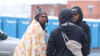 Un grupo de migrantes latinoamericanos se reúne frente a la iglesia del Sagrado Corazón a la espera de un trabajo que pueda surgir en El Paso, Texas, el 23 de enero de 2024.