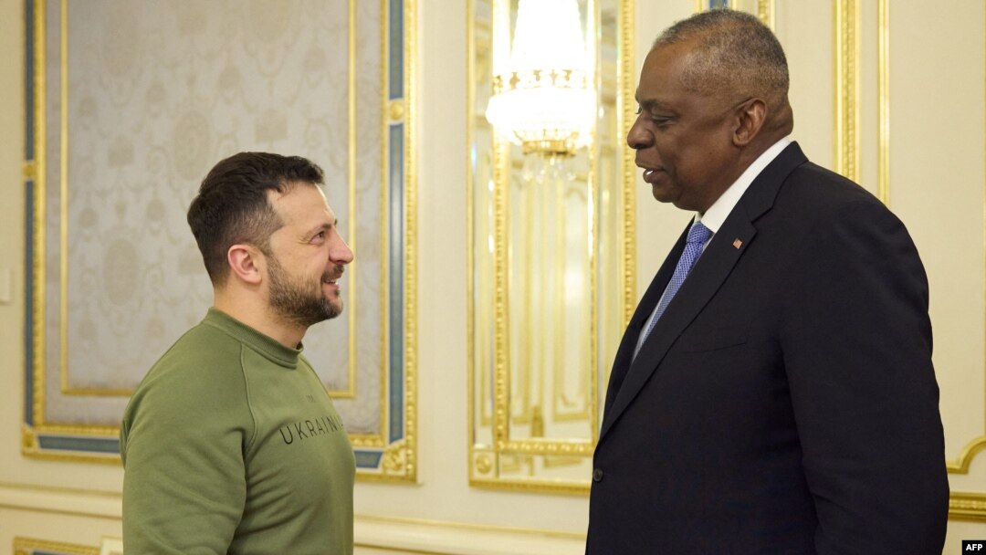 Rais wa Ukraine Volodymyr Zelenzky (kushoto) akimkaribisha Waziri wa Ulinzi wa Marekani Kyiv Novemba 20, 2023. Picha na AFP.