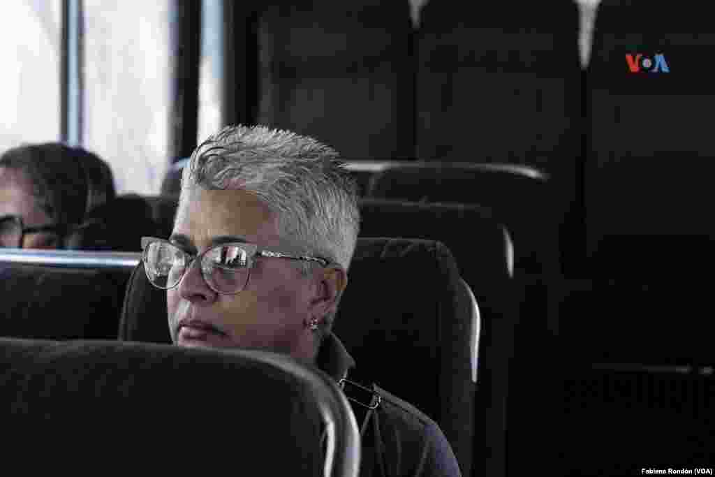 Navarro tiene 4 empleos, los dos principales son como maestra de educación especial en sendas escuelas públicas a las que asiste toda la semana. Le toma llegar una hora desde su casa, luego de tomar dos transporte públicos y caminar un kilómetro.