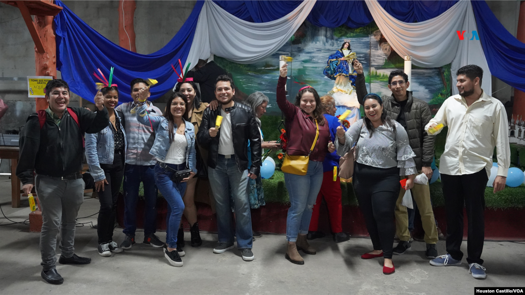 Decenas de nicaragüenses celebraron desde el exilio la tradicional "Gritería" en honor a la virgen Concepción de María. Foto: Houston Castillo, VOA