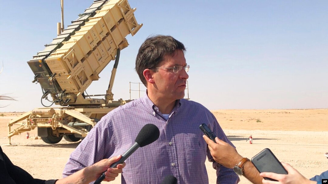 El secretario de Defensa de Estados Unidos, Mark Esper, habla con la prensa en la prensa en la base aérea Sultan en Arabia Saudí, el martes.