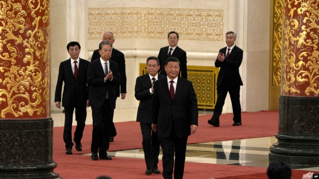 中共二十大新當選的中央政治局常委同會議代表見面。走在最後的就是新任中央紀律委員會書記李希。