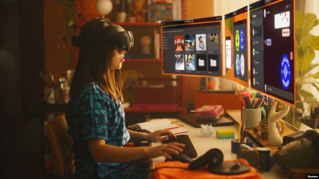 Una mujer sentada en un escritorio trabaja en pantallas virtuales usando el dispositivo Quest Pro de Meta, que la compañía está presentando como una herramienta de productividad. Meta/ a través de REUTERS.