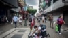 Nicaragüenses trabajan en la avenida central de San José, Costa Rica, en labores de comercio formal e informal. [Oscar Navarrete/VOA- LA PRENSA]
