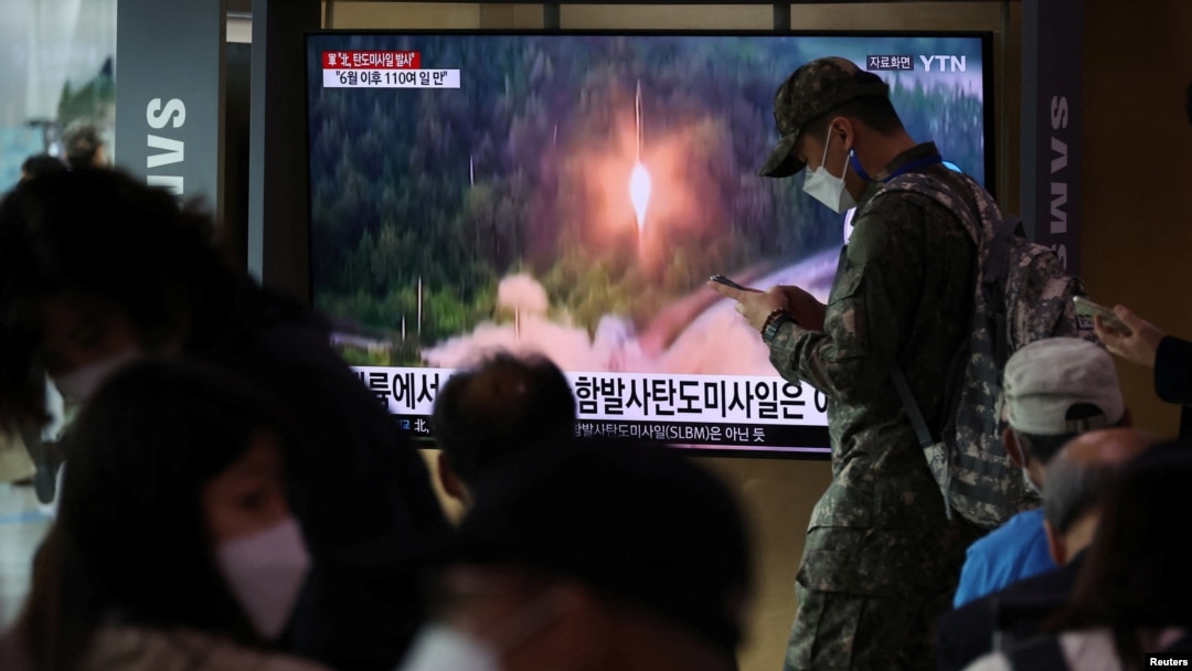 지난 25일 한국 서울역 내 TV에서 북한 미사일 발사 뉴스가 방송되고 있다. (자료사진)