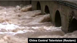 中國官媒央視視頻顯示，中國四川重慶地區下暴雨需預防成災。（2022年8月29日）
