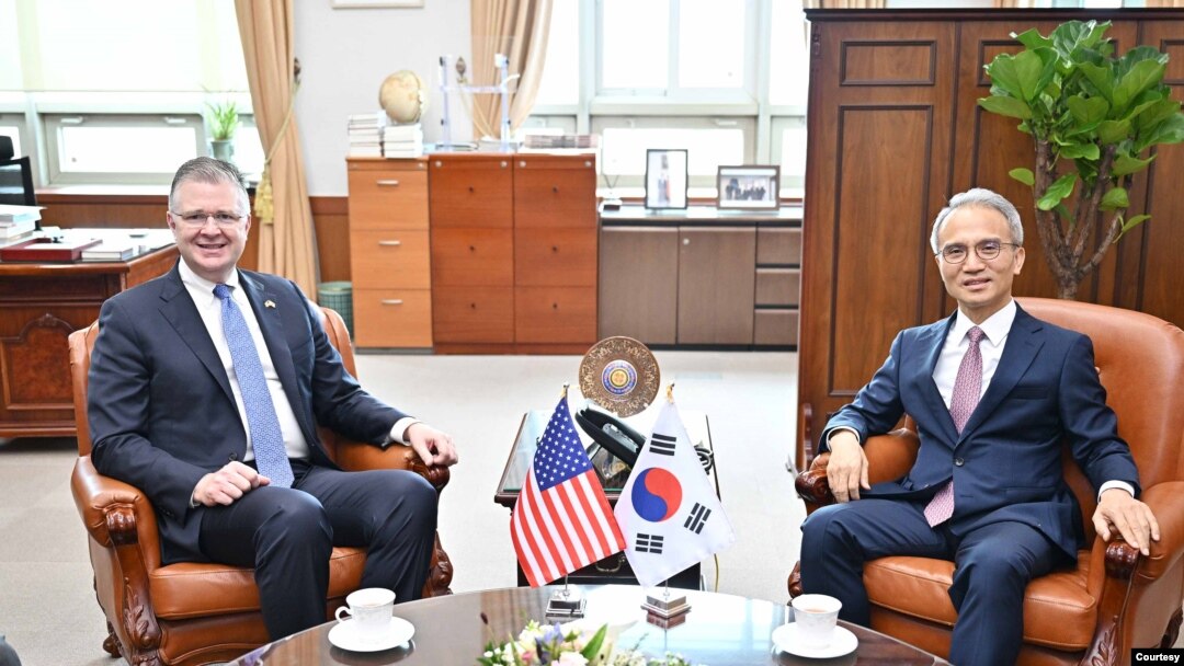방한 중인 대니얼 크리튼브링크(왼쪽) 미 국무부 동아시아태평양 담당 차관보가 26일 서울 외교부 청사에서 여승배 한국 외교부 차관보와 회담하고 있다. (한국 외교부 제공)