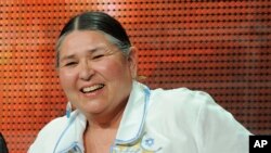 La activista y actriz Sacheen Littlefeather, protagonista del especial de PBS "Reel Injun", participa en un panel de discusión sobre el programa en la gira de prensa de verano de la Asociación de Críticos de Televisión de PBS en Beverly Hills, California, el 5 de agosto de 2010. 