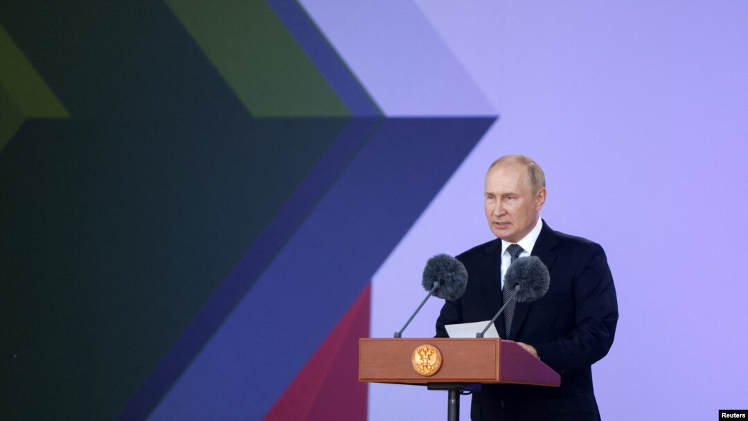 El presidente ruso, Vladimir Putin, pronuncia un discurso durante una ceremonia de inauguración del foro técnico-militar internacional Army-2022 en el Centro de Congresos y Exposiciones Patriot en la región de Moscú, Rusia, el 15 de agosto de 2022.