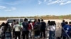 Un grupo de migrantes es interceptado por la Patrulla Fronteriza de EEUU en Eagle Pass, Texas, el 26 de julio de 2022.