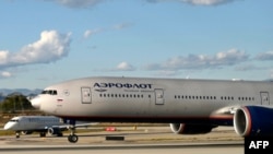 Một chiếc máy bay của hãng hàng không Nga Aeroflot cất cánh từ Sân bay quốc tế Los Angeles, Hoa Kỳ, vào ngày 22 tháng 2 năm 2022.