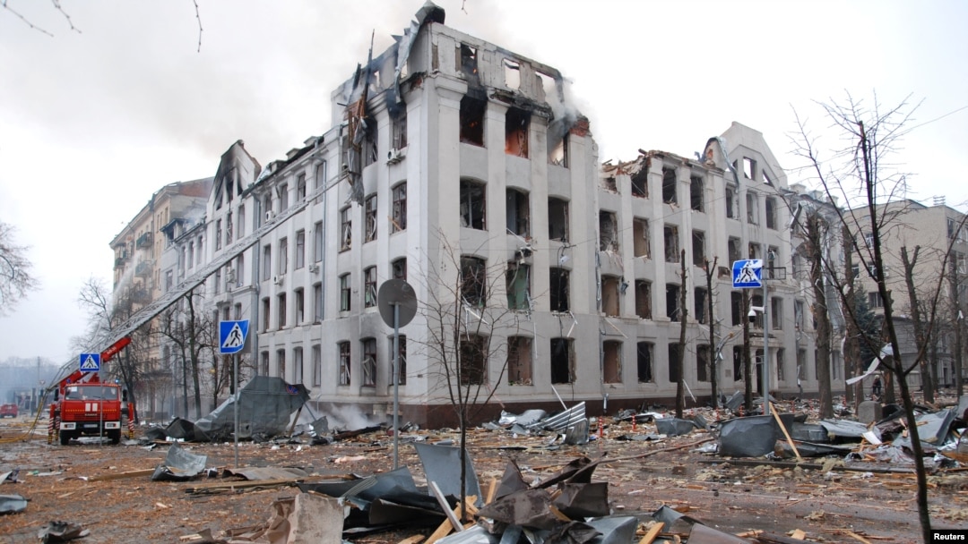 Los bomberos trabajan para extinguir un incendio en el edificio de la Universidad Nacional de Kharkiv, dañado por los recientes bombardeos, en Kharkiv, Ucrania, el 2 de marzo de 2022. 