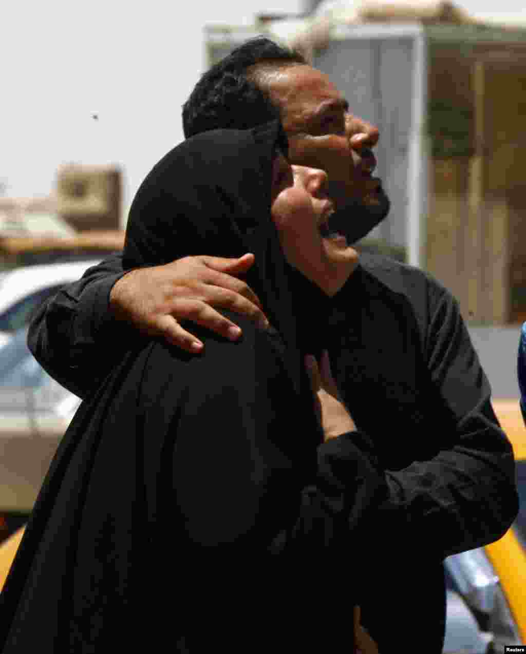 A woman mourns during a funeral of victim from Tuesday's bomb attacks in Najaf, 160 km (100 miles) south of Baghdad, July 3, 2013.