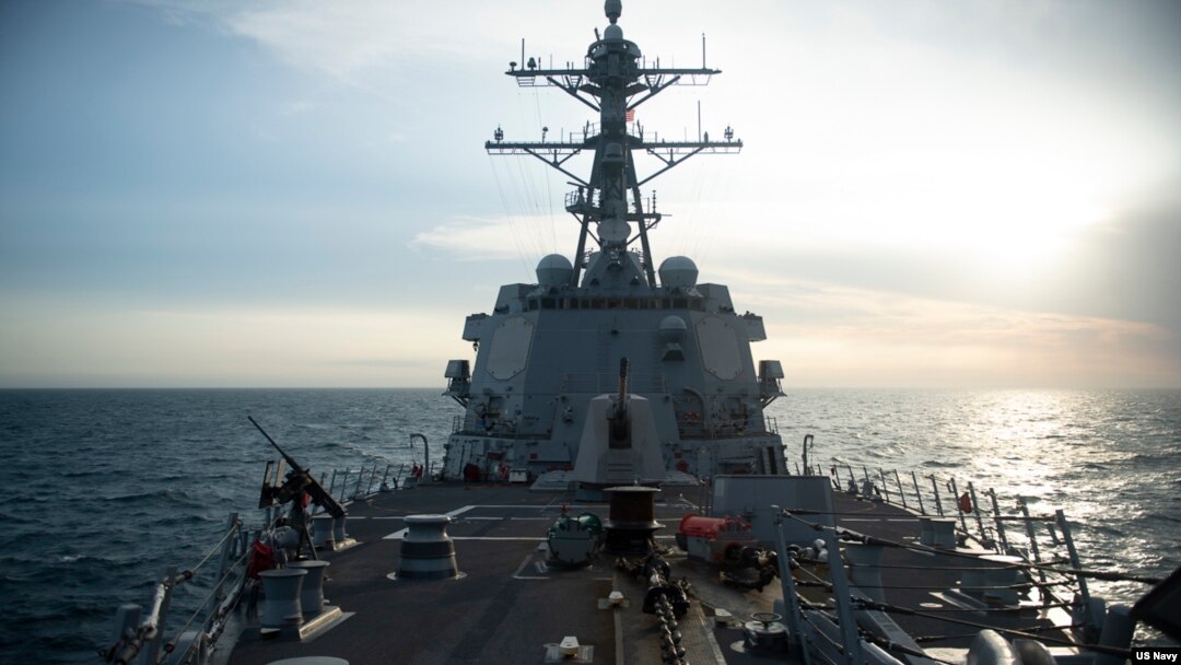 美國海軍照片顯示“桑普森”號導彈驅逐艦穿越台灣海峽。(2022年4月26日)